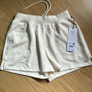 ALO Yoga Cream Women's Shorts